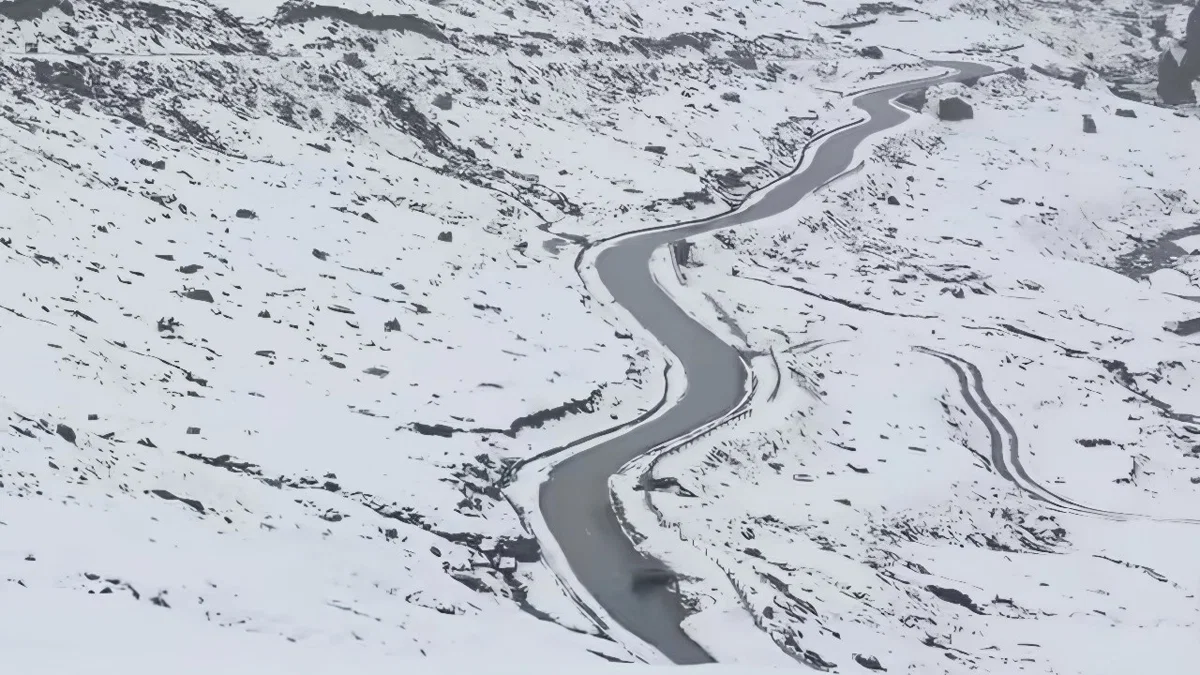 हिमाचल-उत्तराखंड की चोटियों पर बर्फबारी: भूस्खलन से केदारनाथ यात्रा बाधित, 16 तक रुक-रुक कर बारिश होने के आसार