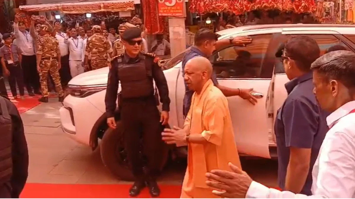 सीएम योगी का मिर्जापुर दौरा: विंध्याचल धाम में किए दर्शन, शिक्षक सम्मेलन में सपा पर जमकर साधा निशाना