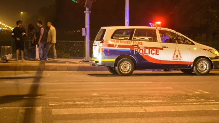 दिल्ली में ड्रग्स सिंडिकेट का भंडाफोड़: पुलिस देख चौथी मंजिल से कूदी विदेशी महिला, मौत; केमिकल और उपकरण बरामद