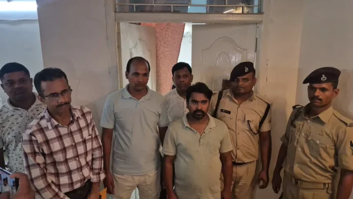 Bihar: परिमार्जन के नाम पर 15 हजार की रिश्वत! नवादा में राजस्व कर्मचारी रंगे हाथ गिरफ्तार