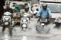 Delhi NCR Weather Live: तालाब बना दिल्ली-एनसीआर, कहीं गिरे पेड़ तो कहीं भरा पानी; रूक गई ट्रैफिक की भी रफ्तार