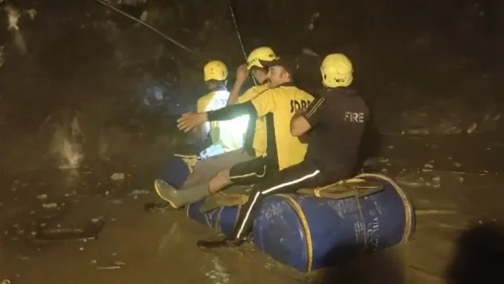 Tunnel Landslide: गले तक पानी और मलबे से भर गई आधी टनल; नीले ड्रमों के सहारे जवान रेस्क्यू में जुटे, तस्वीरें