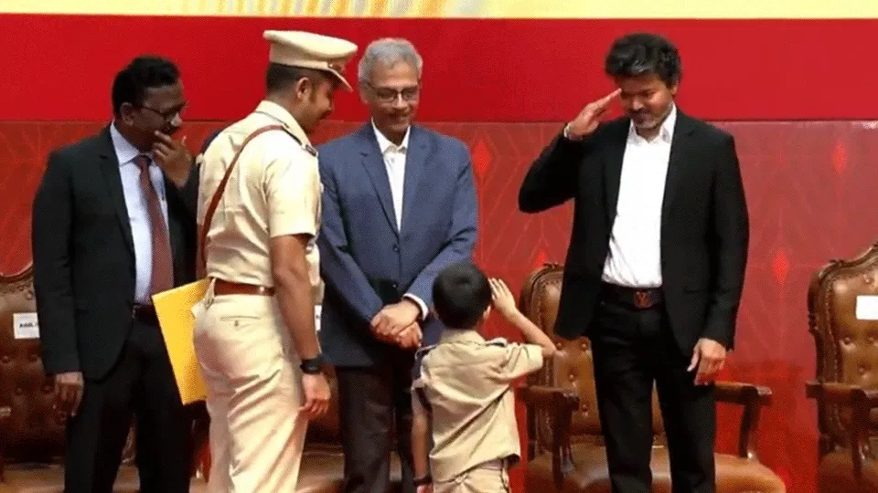 बच्चे को गोद लिया, फिर किया सैल्यूट: तमिलनाडु के सीएम का मंच पर दिखा बदला रूप, वीडियो में दिखा बच्चा कौन?